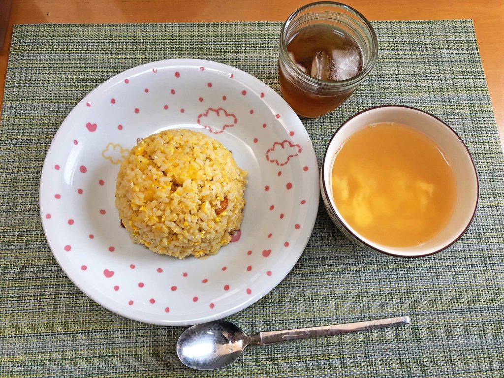 お手軽料理！今日のレシピ：ニンニク卵チャーハンと卵スープ