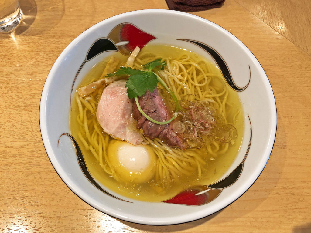 ホロホロ鳥の至高のスープ:饗くろ㐂のホロホロ鳥の塩そば