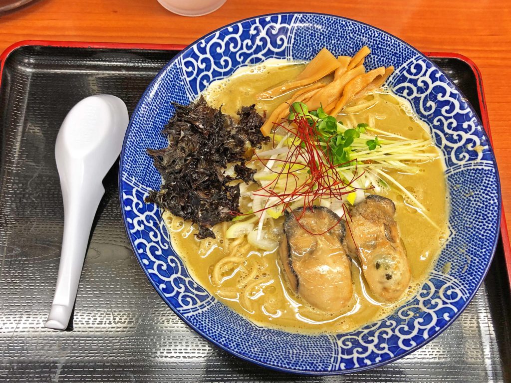 まさに牡蠣そのものの濃厚スープ：肉煮干中華そば鈴木ラーメン店の濃厚牡蠣そば