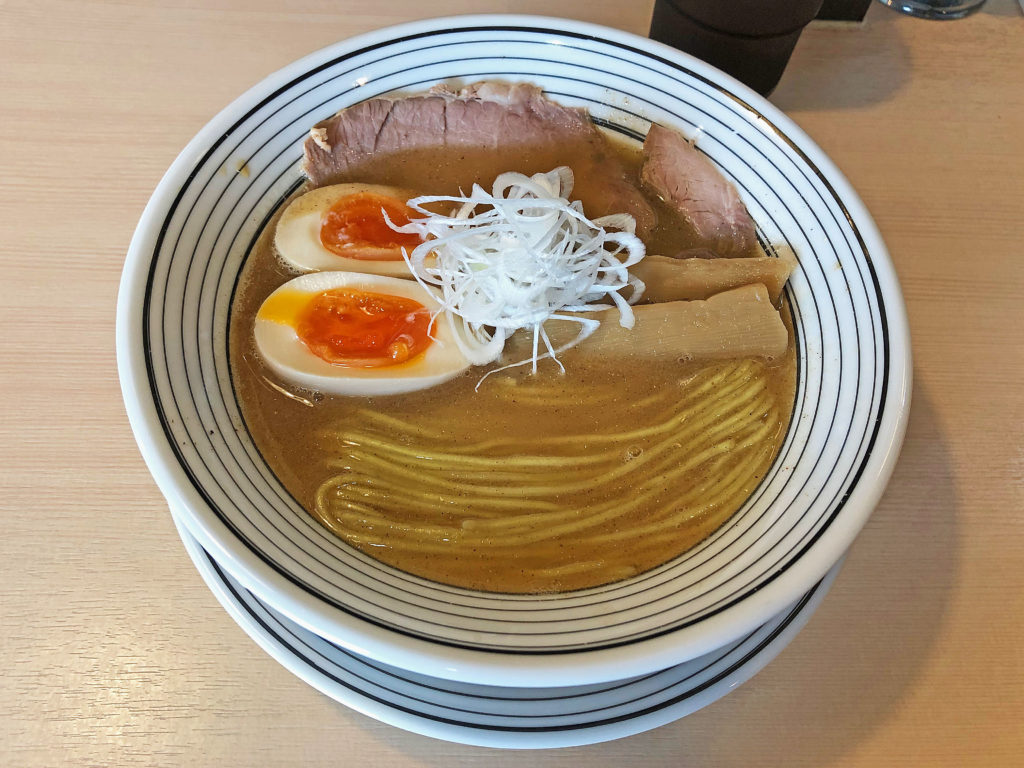 超煮干は旨味が濃いのにカドは無い!:猫トラ亭の「超煮干らぁめん」