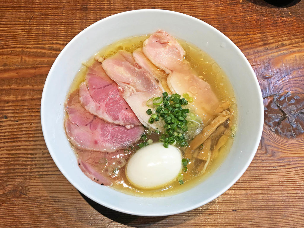 至高の塩ラーメンは更に進化：町田汁場　しおらーめん進化本店の「しお全部のせ」