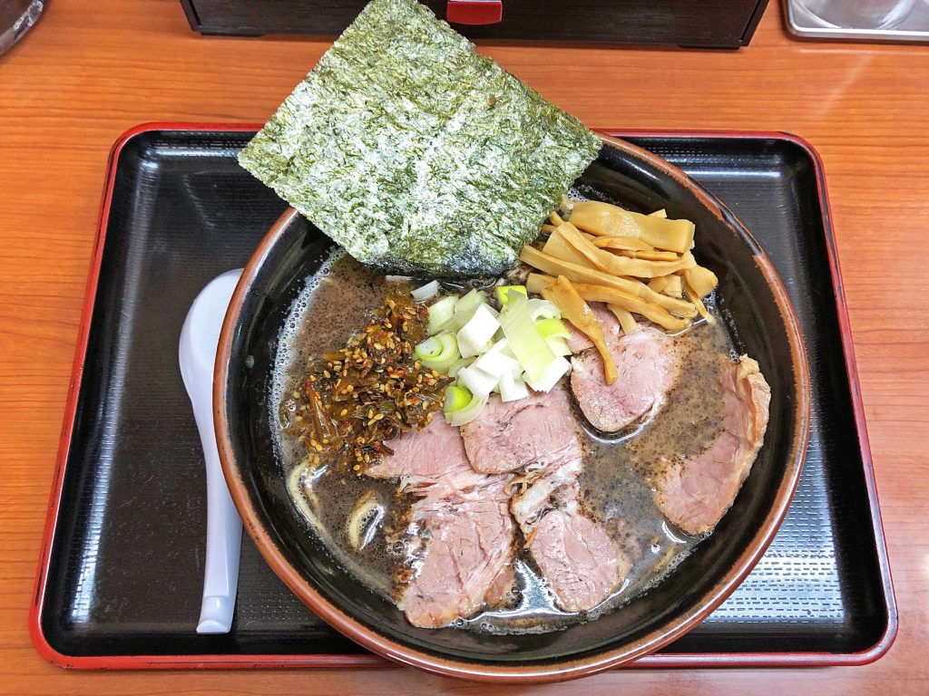 人気メニューが限定復活：肉煮干中華そば鈴木ラーメン店の「黒マー油豚骨ラーメン」