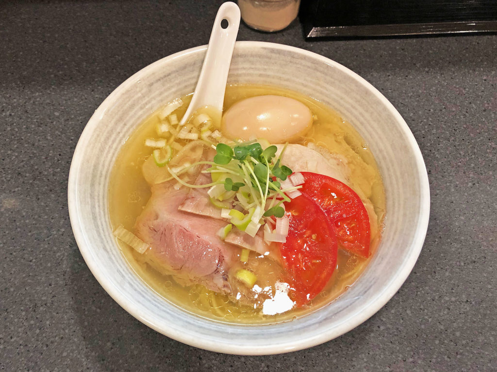 香ばしい香味油が香る一杯:石山商店の特製塩らーめん