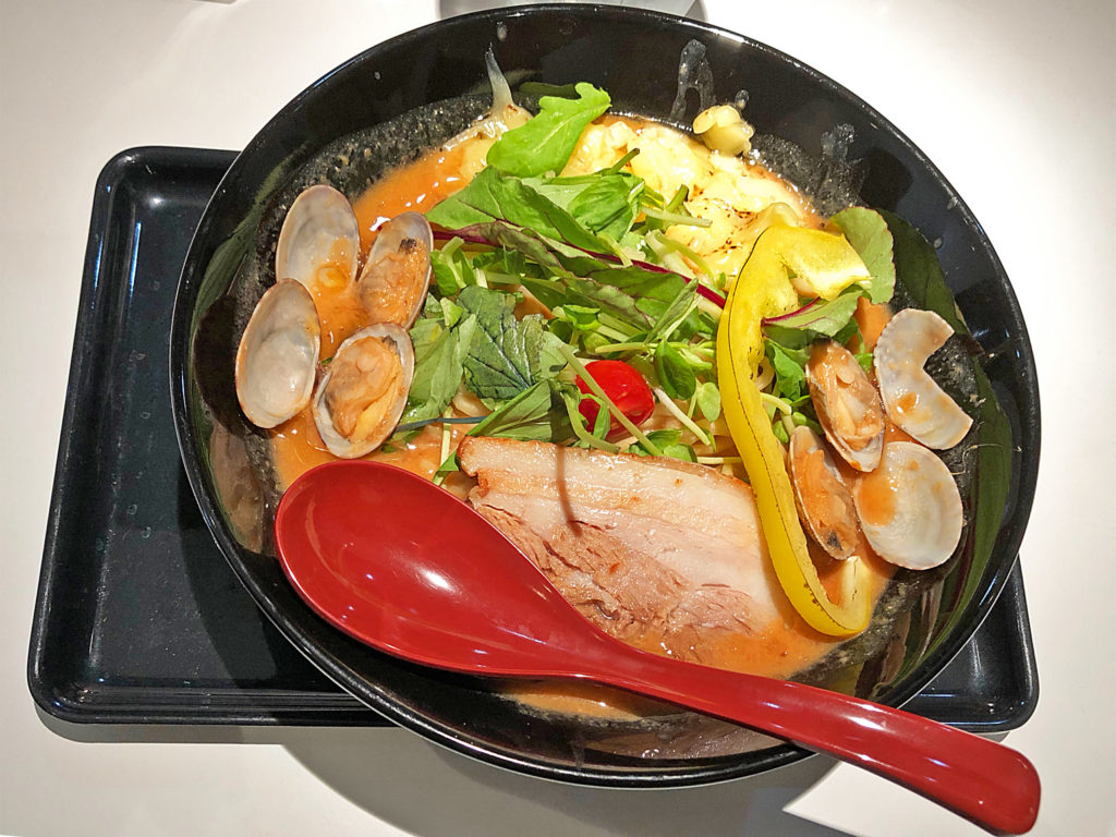 野菜の旨味たっぷり「赤のクラムチャウダー風ベジ3SOラーメン」