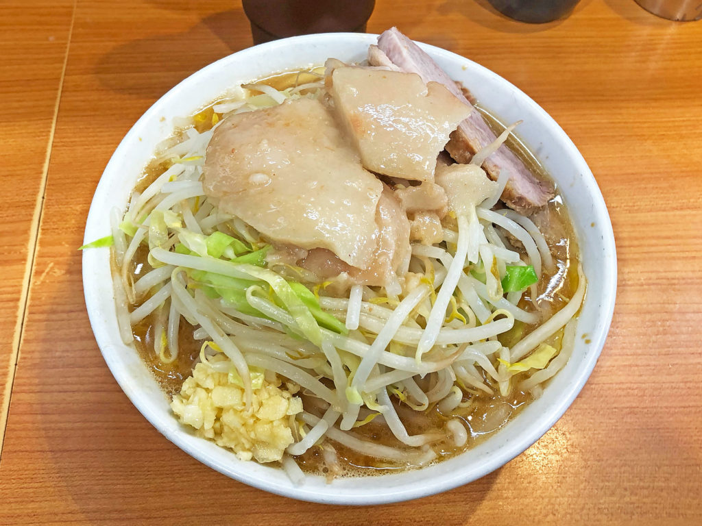 塊脂とデカイ豚、盛りの良いヤサイ：ラーメン二郎　八王子野猿街道店2