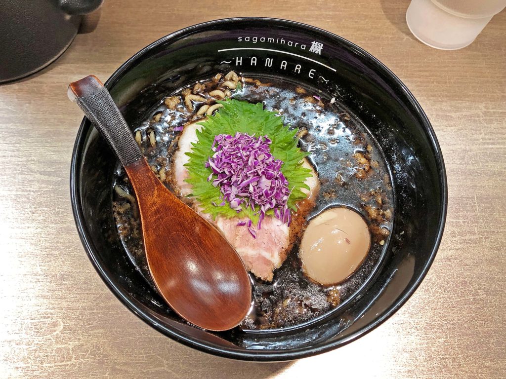 HANAREの限定麺「ブラックブラック」は清湯醤油＋マー油の旨味