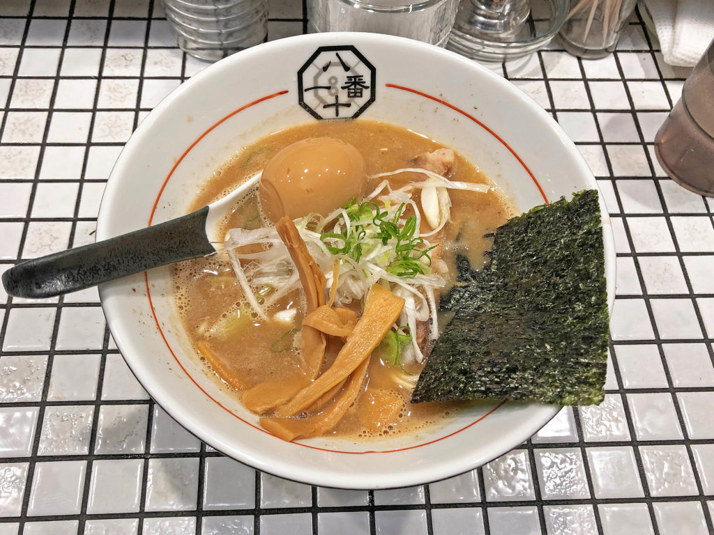 限定の「濃厚豚骨魚介ラーメン」は絶妙な濃度のスープ:八十一番