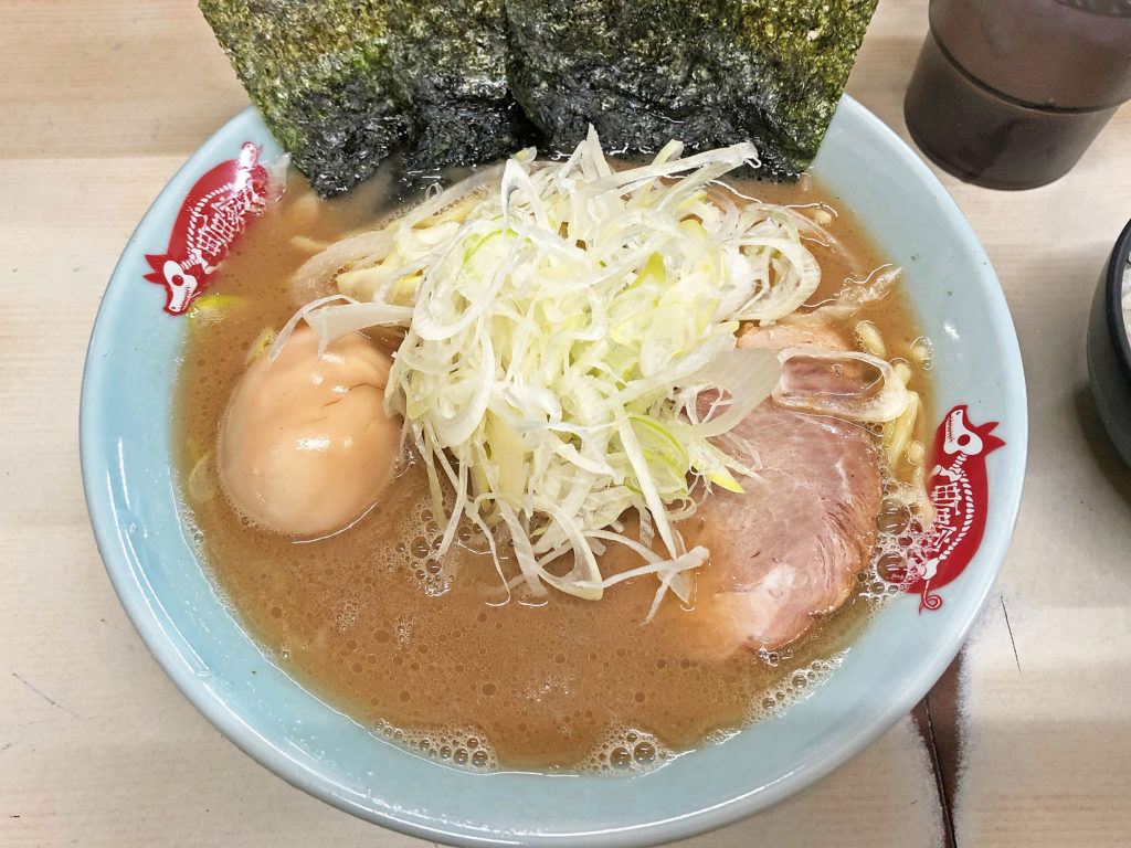 ネギ塩ラーメンは豚骨鶏ガラスープを味わえる一杯:町田家 町田本店