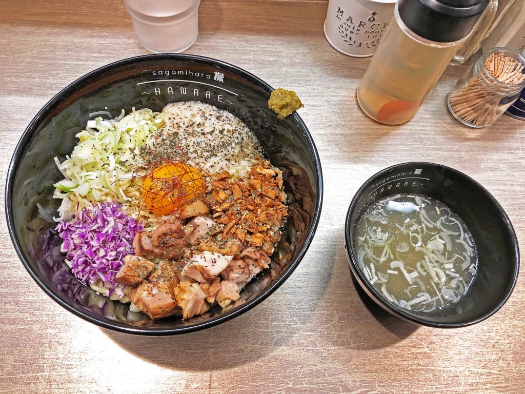 「ちょいスープ」は必需品：HANAREの「まぜそばの白〜ちょいスープ付き〜」