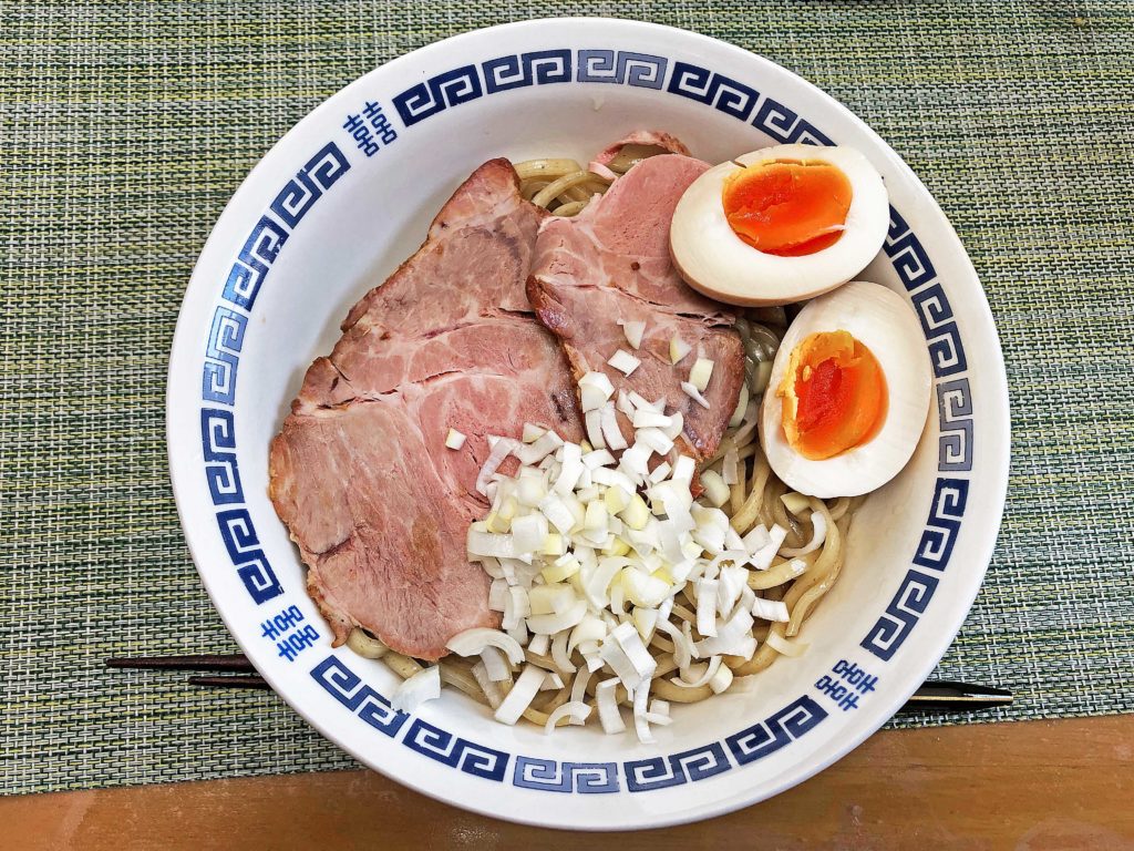 外出自粛でお持ち帰りラーメン：「クックら」のスモークチャーシューで天国屋の「阿波尾鶏脂そば」