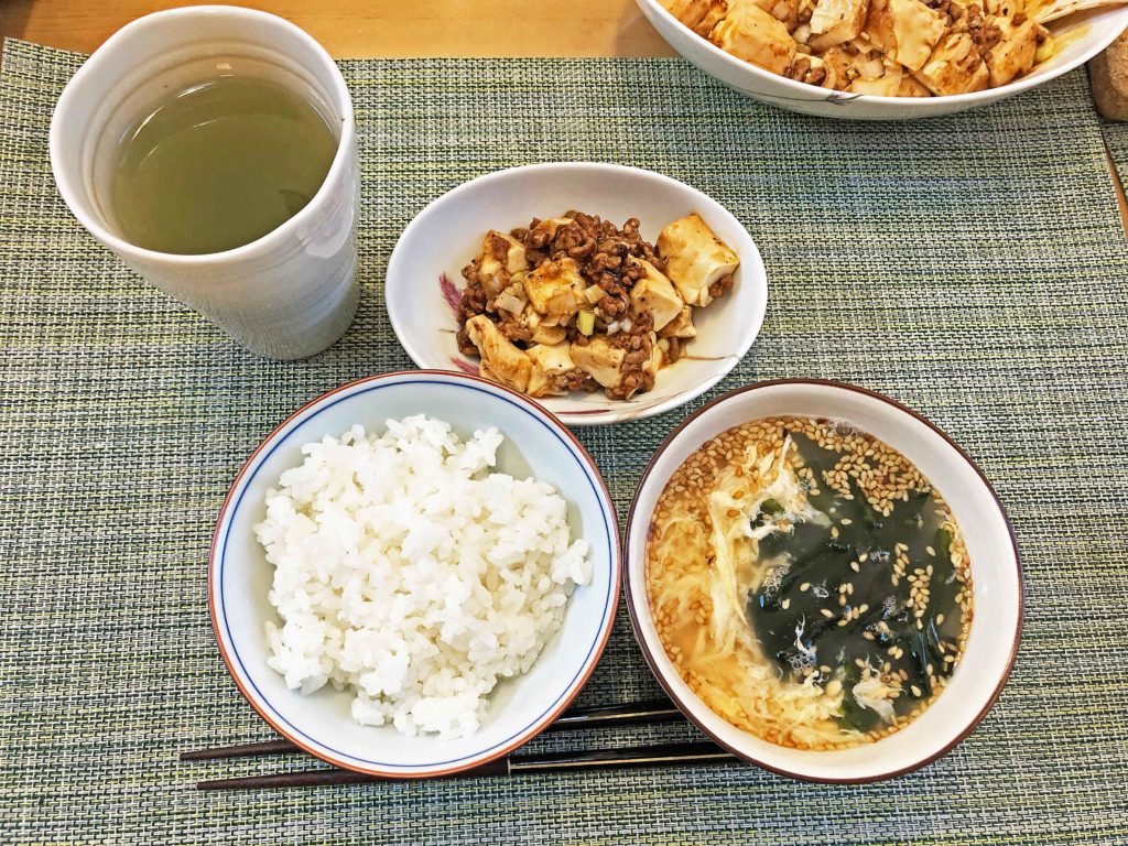 外出自粛でお家料理：麻婆豆腐と卵入りわかめスープ
