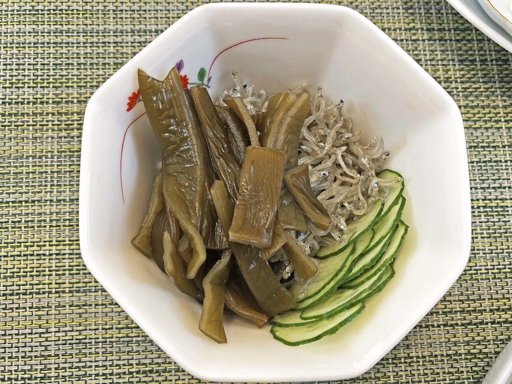 旬の素材で一品追加：きゅうりとジャコと茎わかめの酢の物