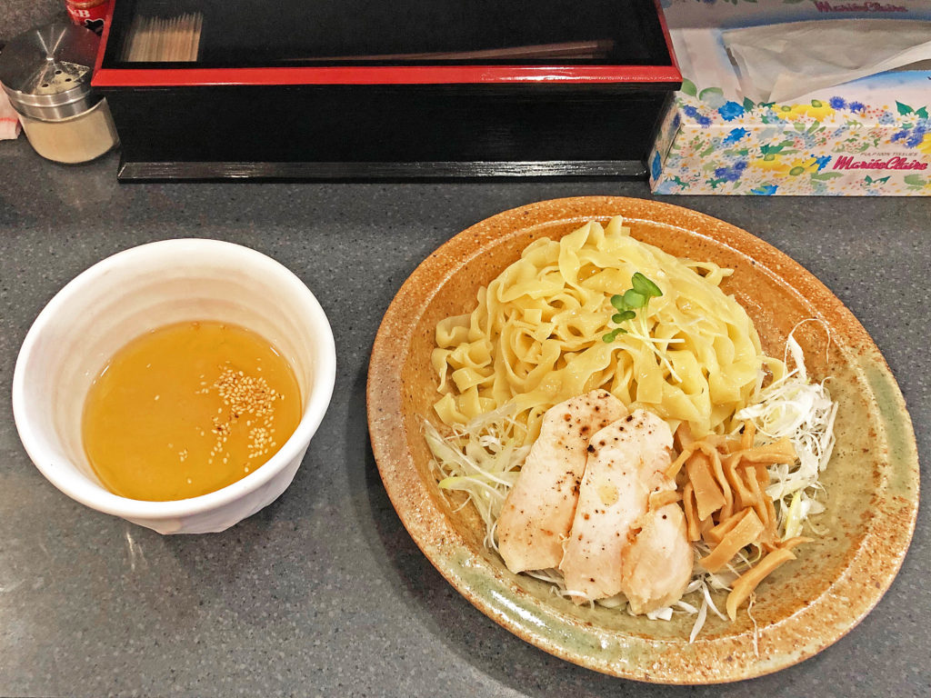 超幅広麺が絶品「冷しシークワァーサーつけ麺」：石山商店