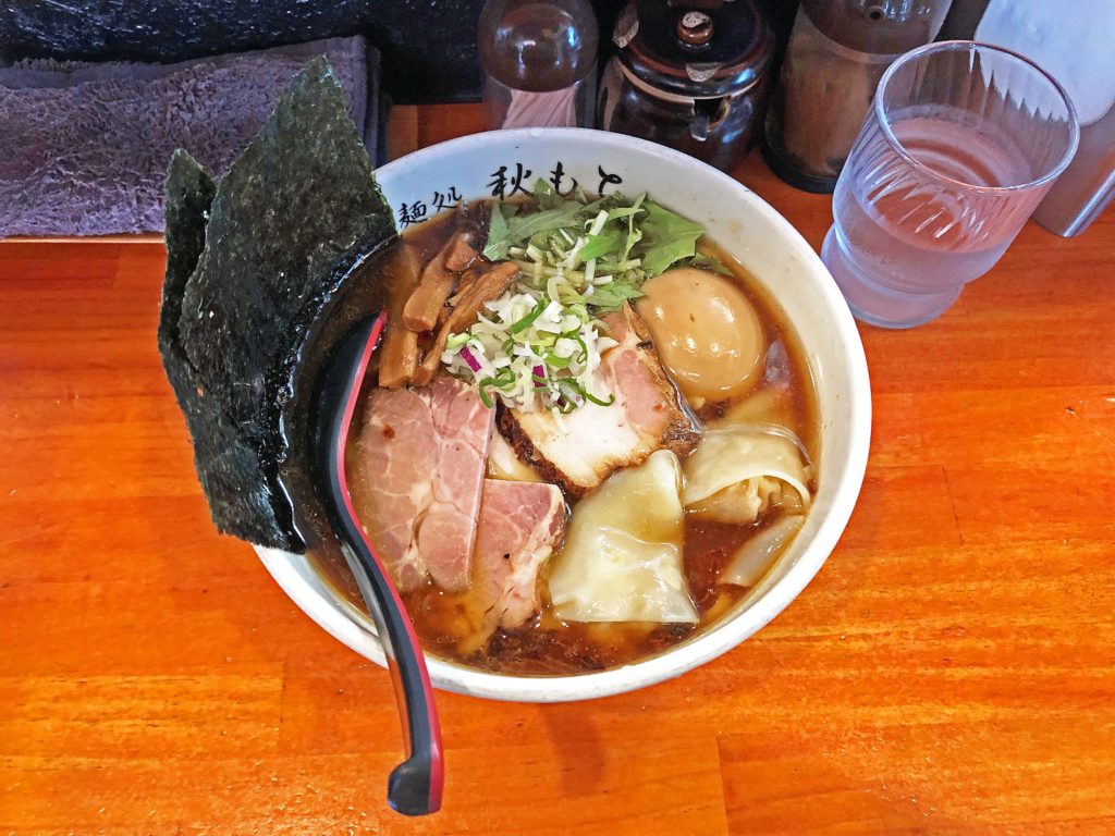コク深い醤油味スープと絶品エビワンタンが旨い：麺処　秋もと