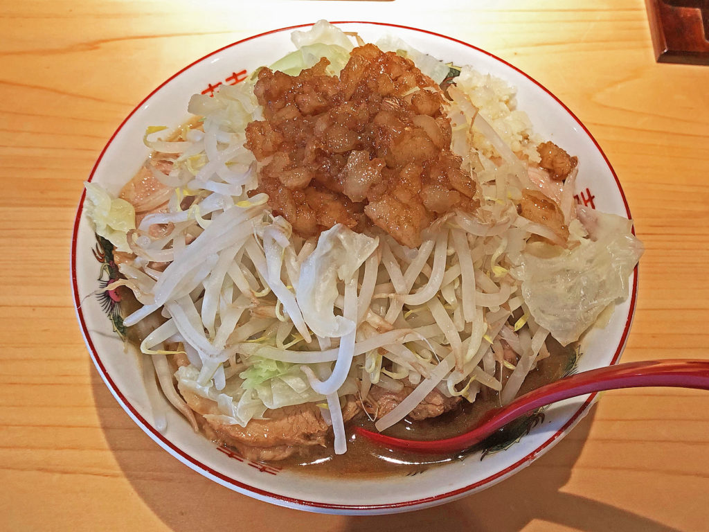 極太麺のコシと小麦の風味:特選ラー油 肉そば 寅やの「小ブタ」