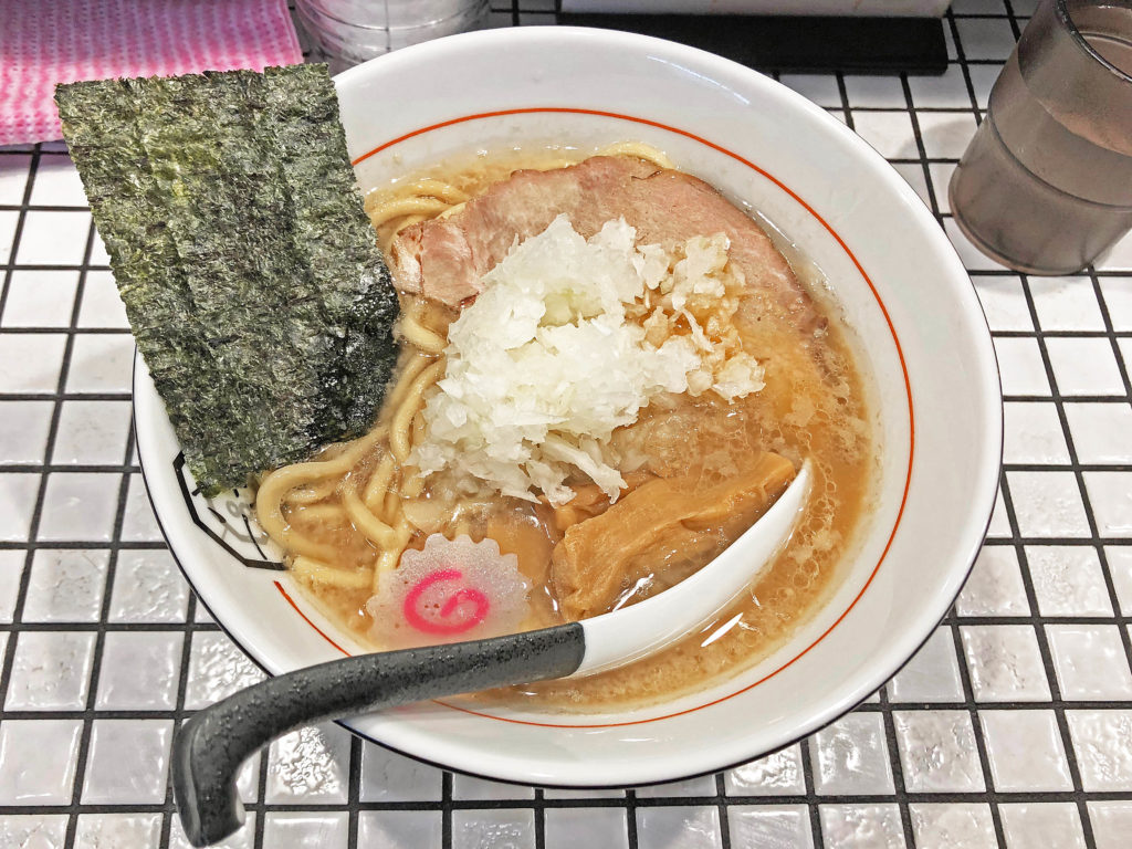 限定の「背脂鮮魚ラーメン」はマイルド系の背脂スープ:町田 81番