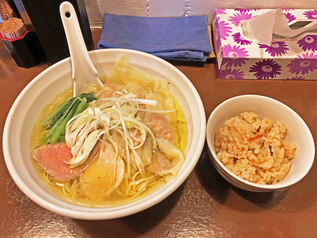 黒トリュフ塩入りの「塩らーめん」ワンタントッピング:麺処 宥乃