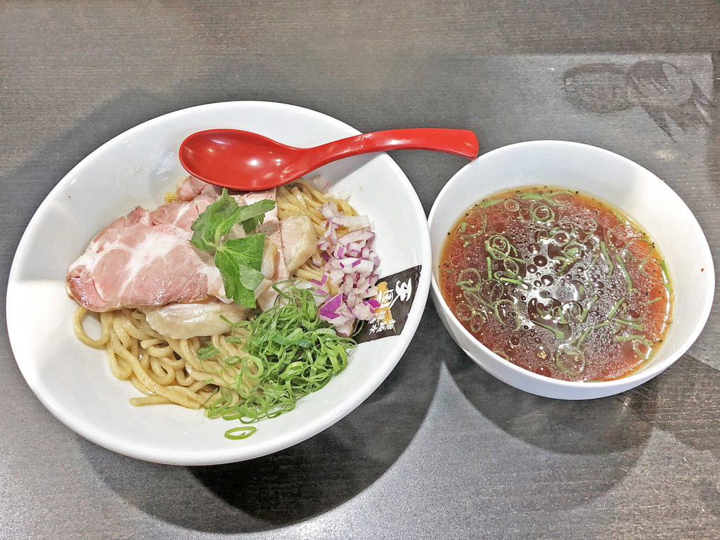 麺と醤油と脂の旨味を堪能：超純水彩麺　天国屋の「湘南軍鶏脂そば」