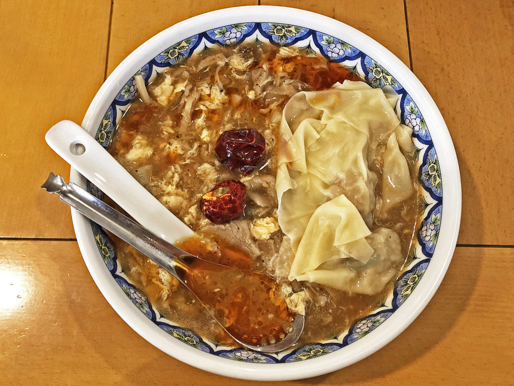 ワンタントッピングに初挑戦:中国ラーメン揚州商人の激辛酸辣湯麺