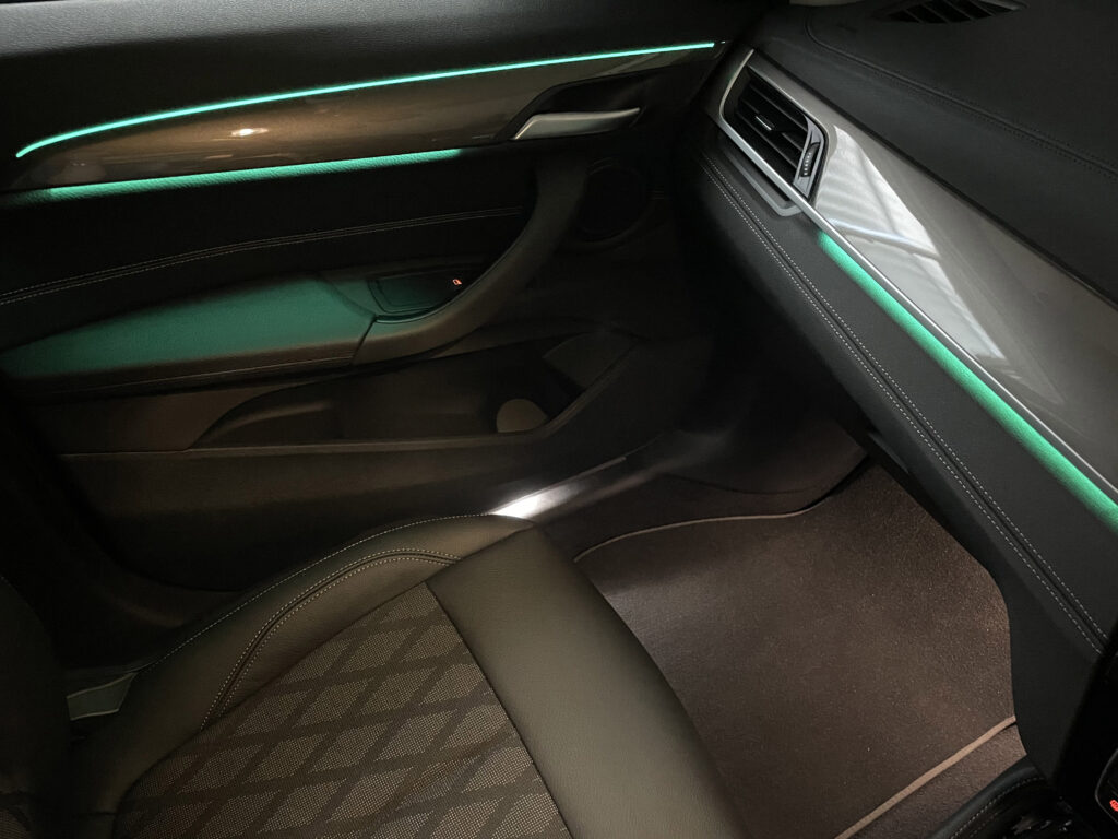 BMW X1（F48）に標準装備の「ライト・パッケージ」って何？