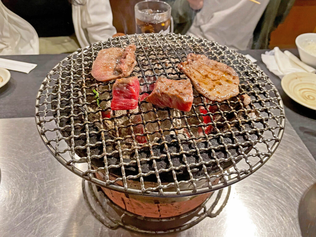 味ん味ん相模大野店で黒ホッピーと焼肉