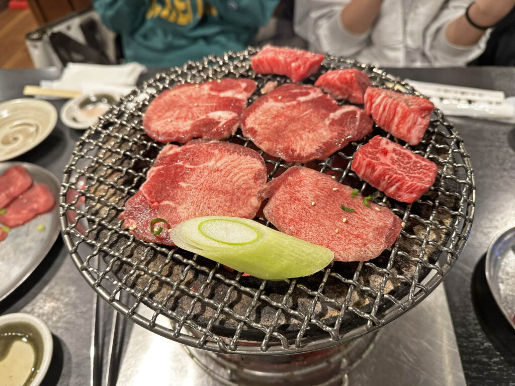 「味ん味ん相模大野店」で「タン」、「カイノミ」、「ミノ」、「レバー」で一杯