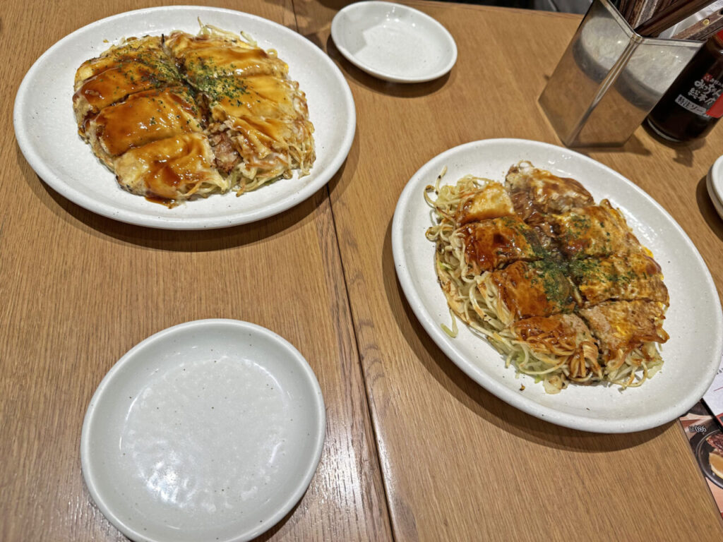 ソラマチ「お好み焼きみっちゃん総本店」の「特製スペシャル」と「肉たまもち入り」+「チーズ」