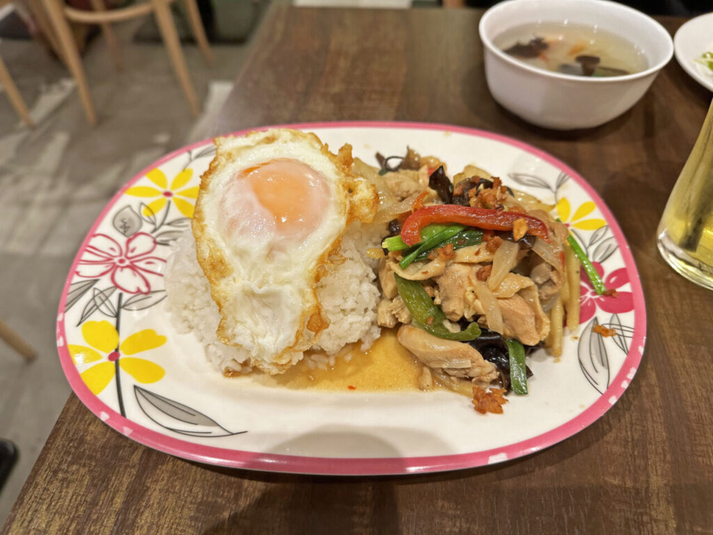 町田「タイ東北酒場 ソムタムローンプレーン」の「カオマンガイ」と「本日のランチ」