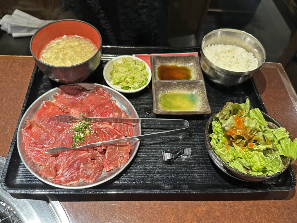 有楽町「一頭買焼肉 醍醐 有楽町店」の「和牛焼肉定食」と「タン塩ハラミ塩定食」