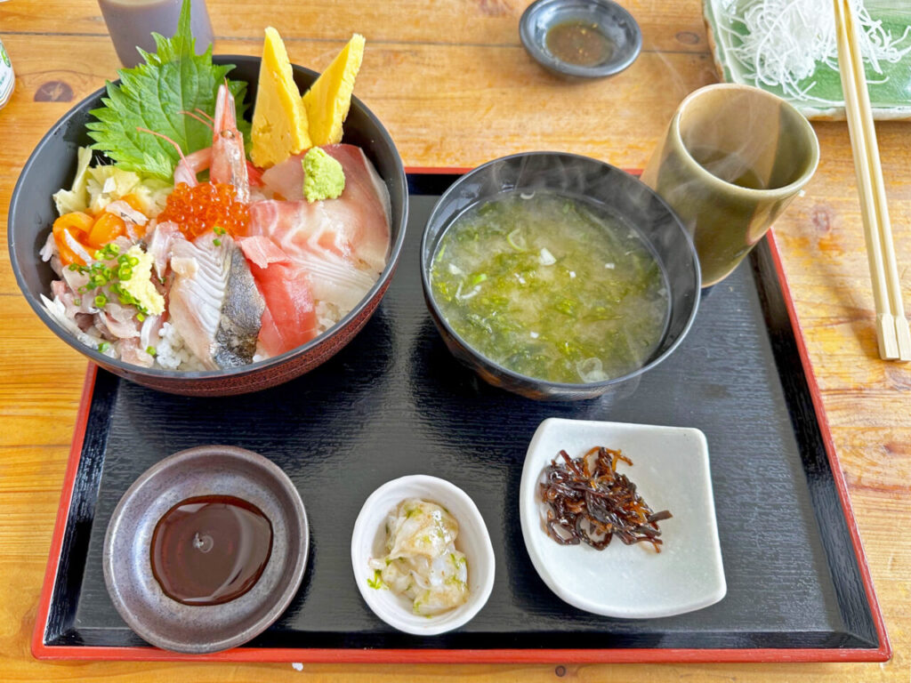 「真鶴 魚座」の「アオリイカ刺し」と「海鮮丼」、「魚座御膳」