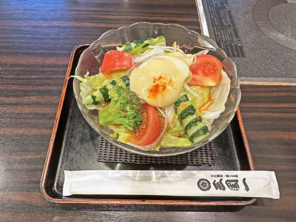 新宿「三国一 西口店」の「サラダうどん」