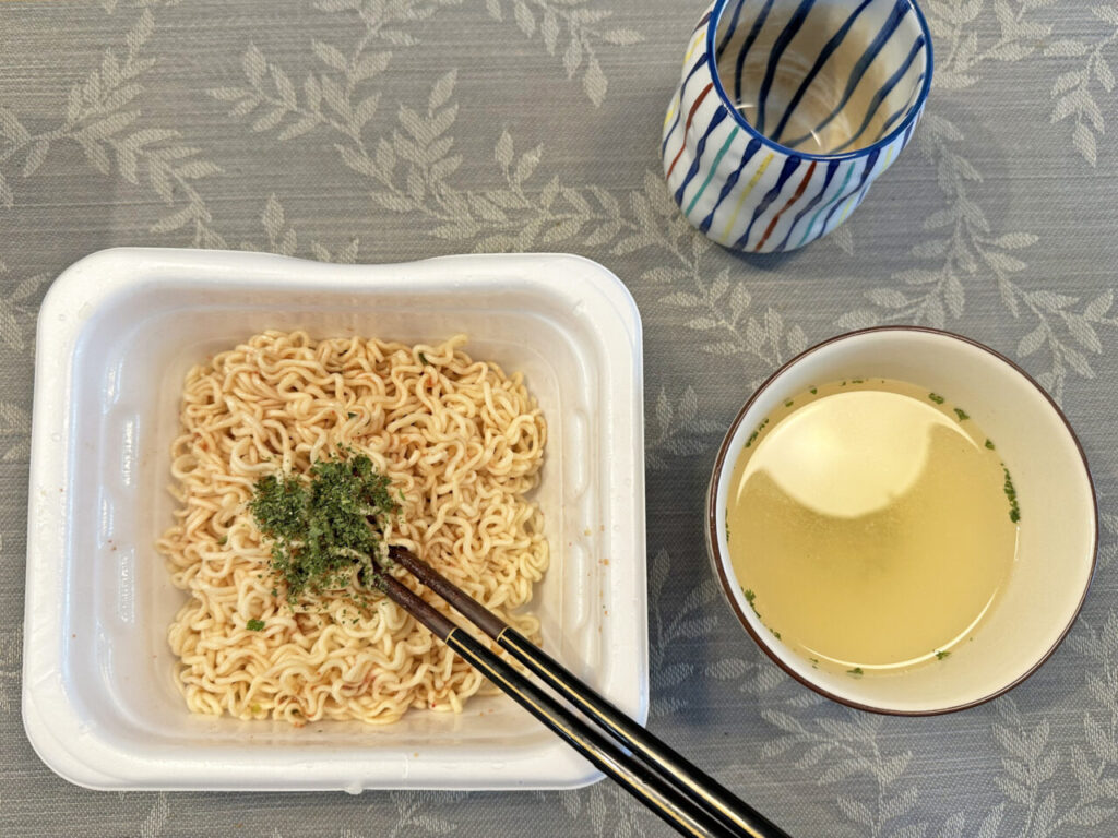 「マルちゃん やきそば弁当 たらこ味バター風味」を食べてみた