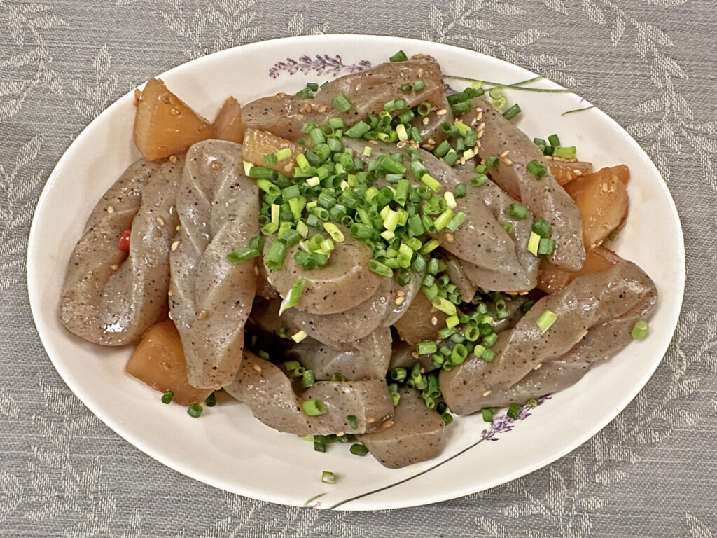 定番料理「大根と蒟蒻のピリ辛炒め煮」