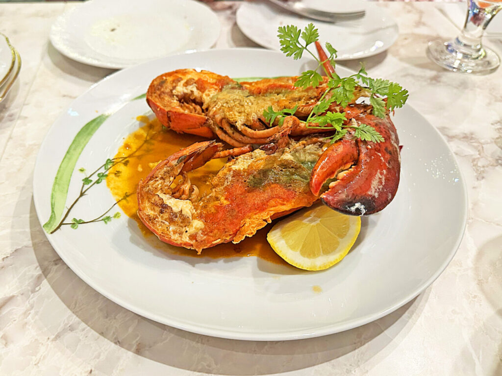 錦糸町「VALON TOKYO」の「 カナダ産高級オマール海老のロースト カルディナル風」と「特選上州牛 トップサーロインキャップ 赤ワインと香味野菜のグレイビーソース」