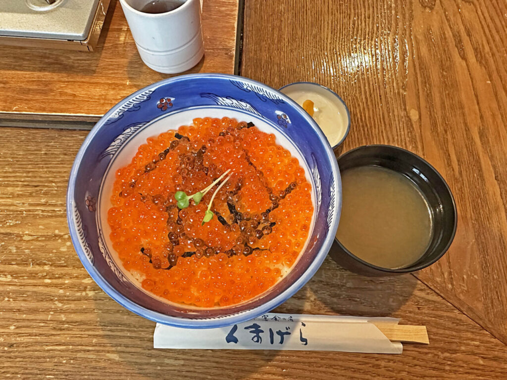 富良野「くまげら」の「いくら丼」と「サーロインステーキ」
