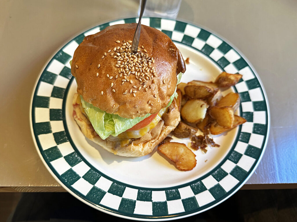 相模大野「e-BURGERS」の「コルビー&モントレーチーズバーガー」