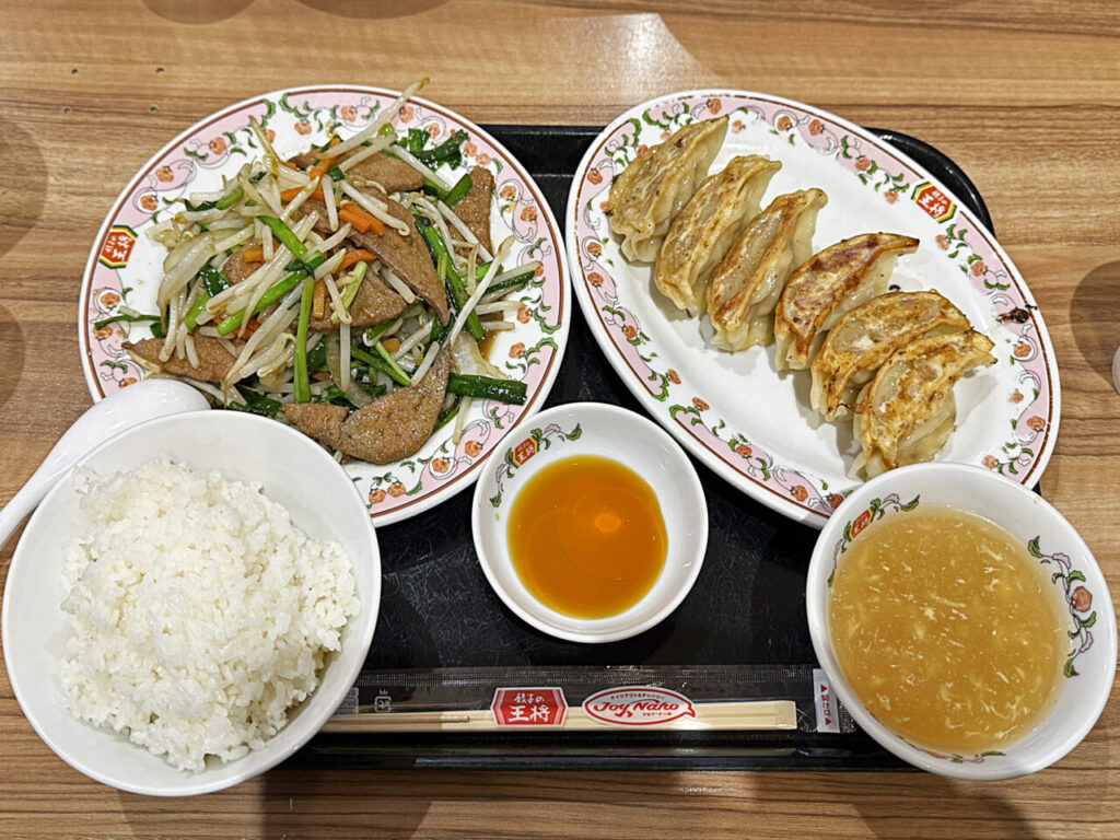 「餃子の王将 イトーヨーカドー古淵店」の「ニラレバ炒め」と「ごはんセットB」