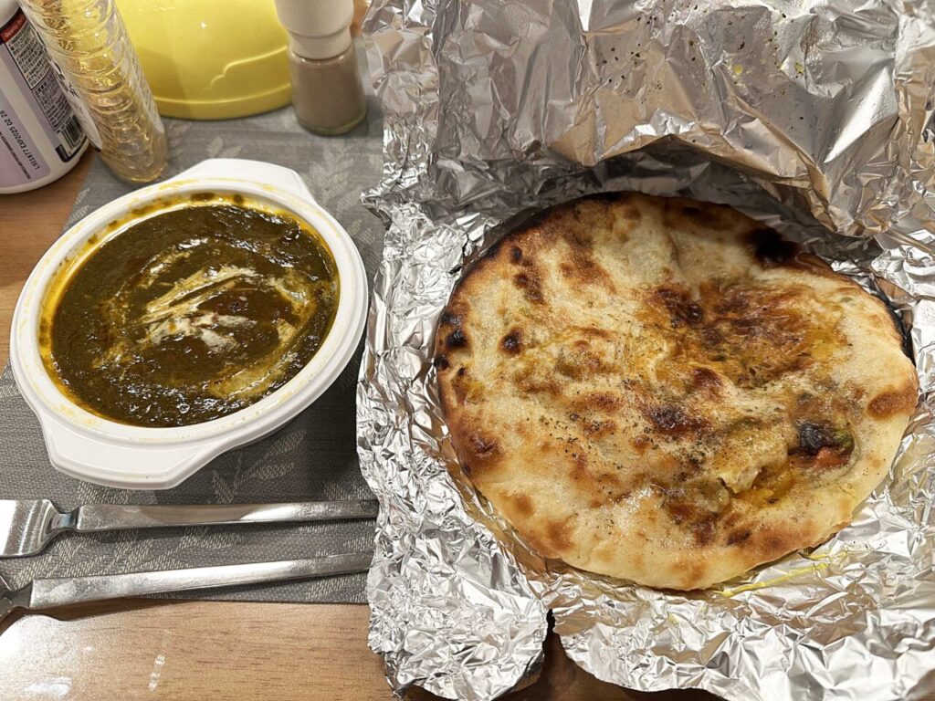 相模大野「印度食堂なんかれ」の「サグチキンカレー(辛口)」と「マサラクルチャ」