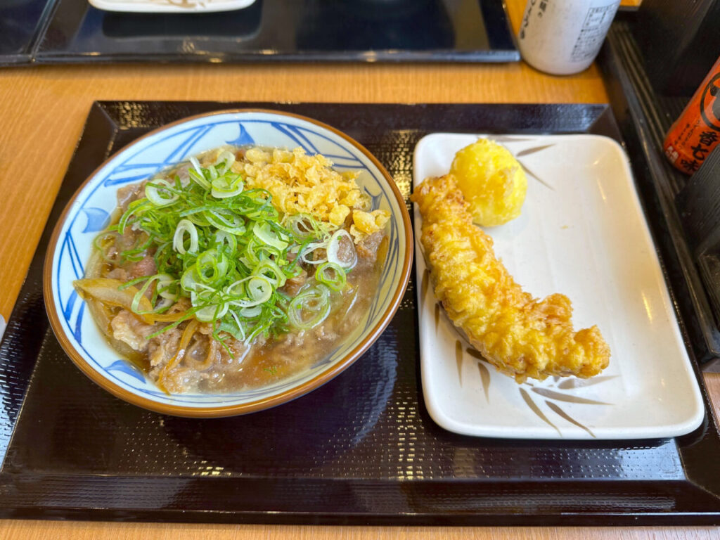 丸亀製麺の「焼きたて肉うどん」と「かしわ天」と「たまご天」