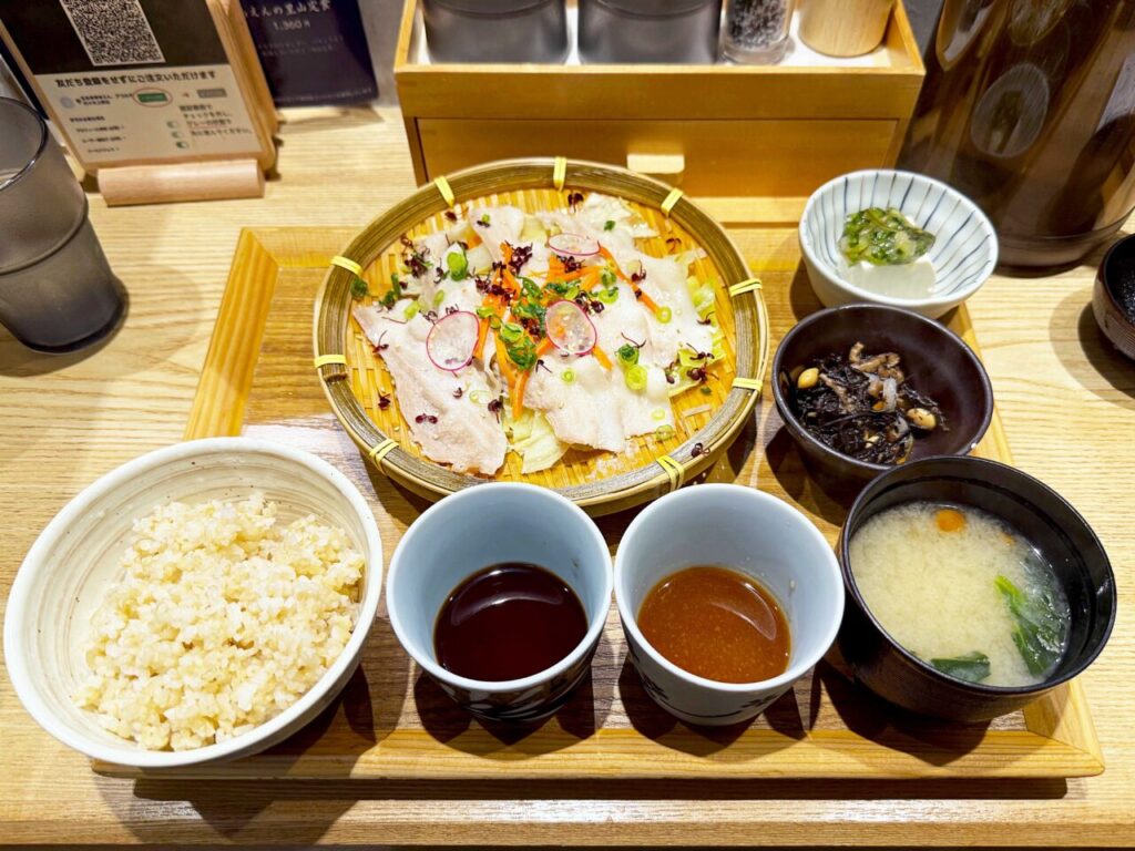 「玄米食堂 あえん アコルデ代々木上原店」の「豚ざる蒸し定食」