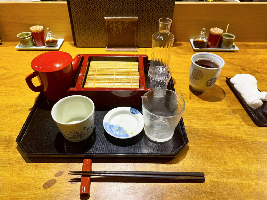 代々木上原「そば季寄 武蔵屋」の「ホタルイカの沖漬け」と「焼き鳥」、〆の「小のりせいろ」