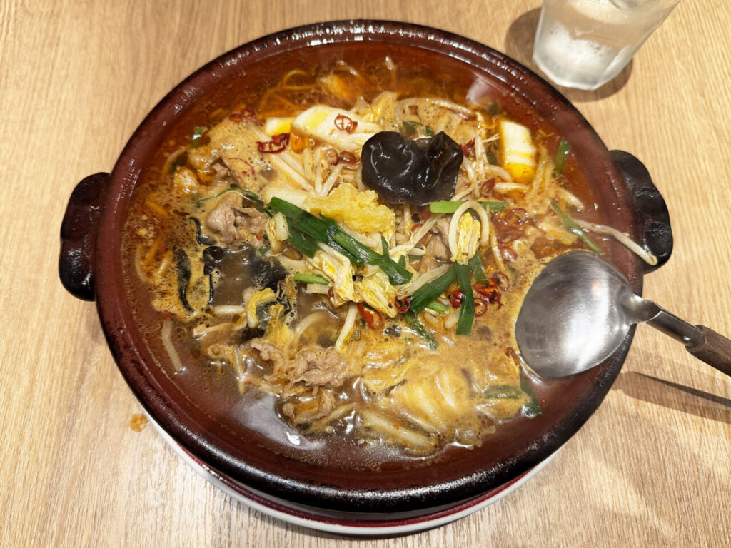 相模大野「紅虎餃子房 相模大野ステーションスクエア店」の「水煮牛肉麺(スイジューニューロウメン)」