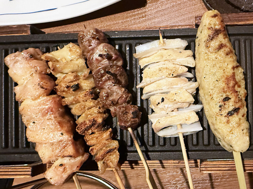 「おもてなしとりよし 町田店」の「手羽先」と「馬刺し」、「肉寿司」、「焼き鳥」、「鯛めし」