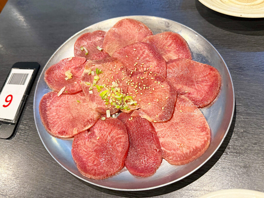 「味ん味ん相模大野店」の「牛タン」と「カイノミ」、「ミノ」と「黒ホッピーセット」