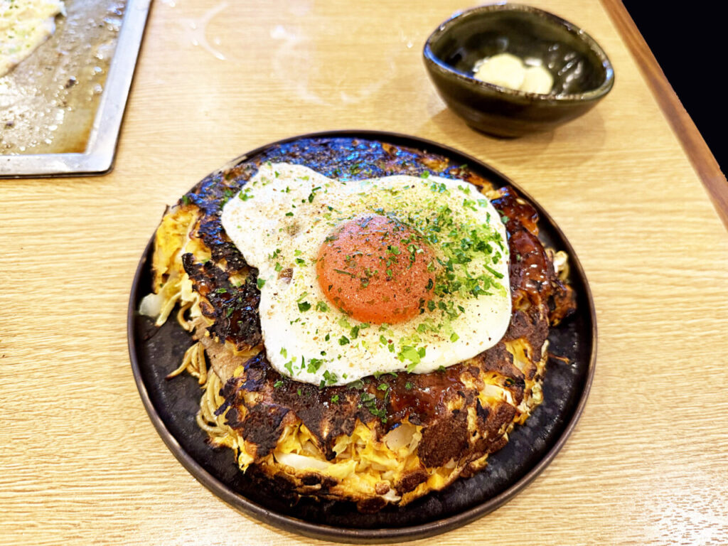 「月島もんじゃ おこげ 相模大野店」の「イカの丸焼き」と「明太もちチーズもんじゃ」、「モダン焼き」