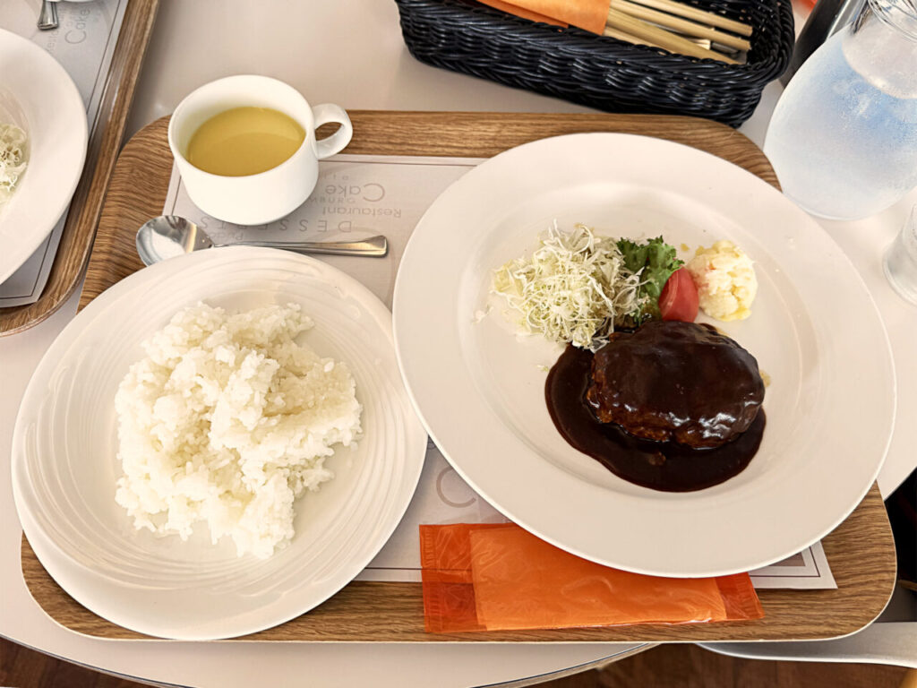 三重県津市「RIZ CAFE」の「デミグラスソースハンバーグランチ」と「ブルーハワイソーダ」