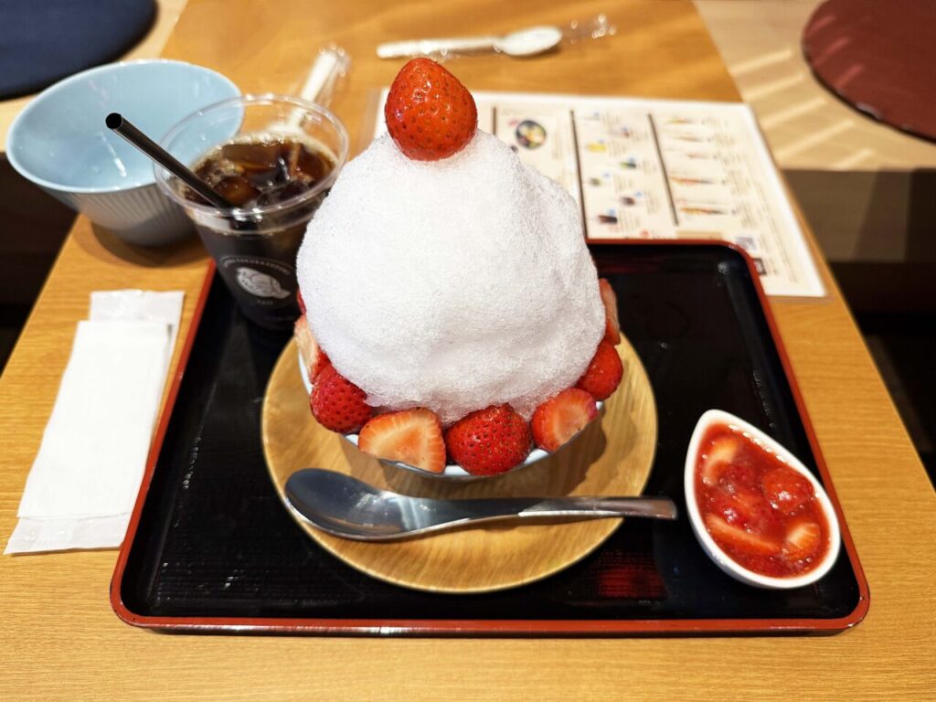 豊洲 「ふくらすずめ」の「いちごのクリームかき氷〜果肉入り特製いちごシロップ〜添え」