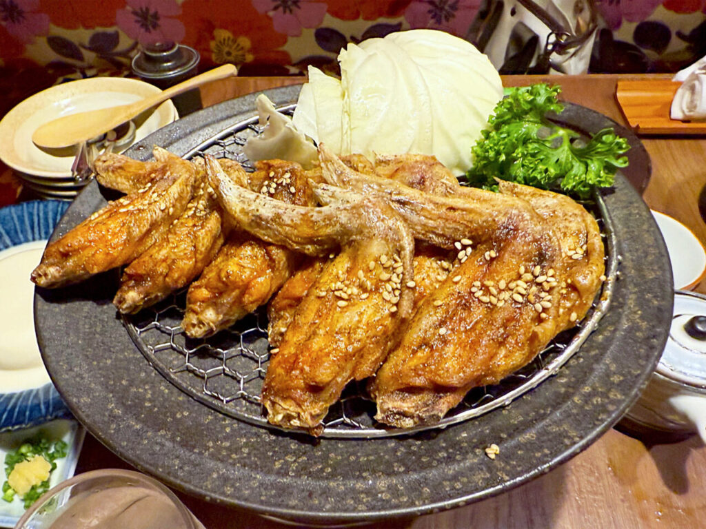 「おもてなしとりよし　町田店」の「手羽先」と「馬刺し」、「刺身盛り」、「鳥刺し」、「鯛めし」