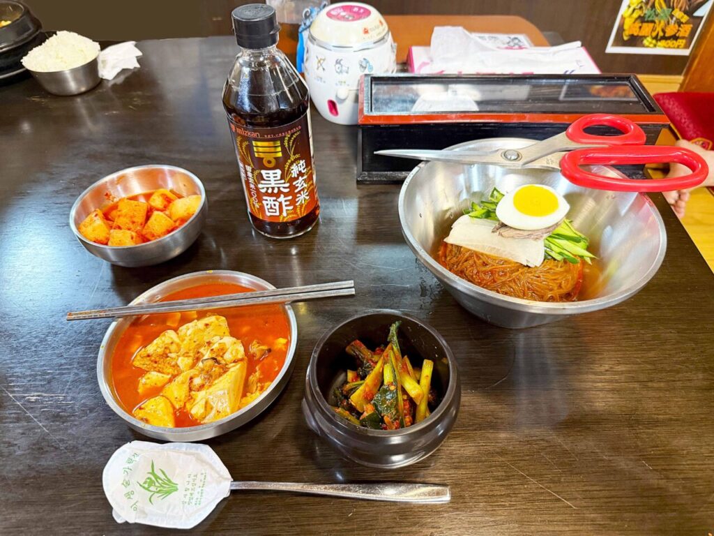 新大久保「伝統韓国料理 松屋」の「豆腐チゲ」と「ビビン冷麺