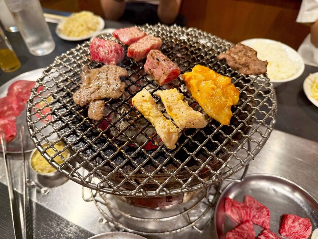 「味ん味ん相模大野店」の「牛タン」と「カイノミ」、「薄切り和牛のすき焼き風 (生卵付き)」、「ミノ」と「黒ホッピーセット」